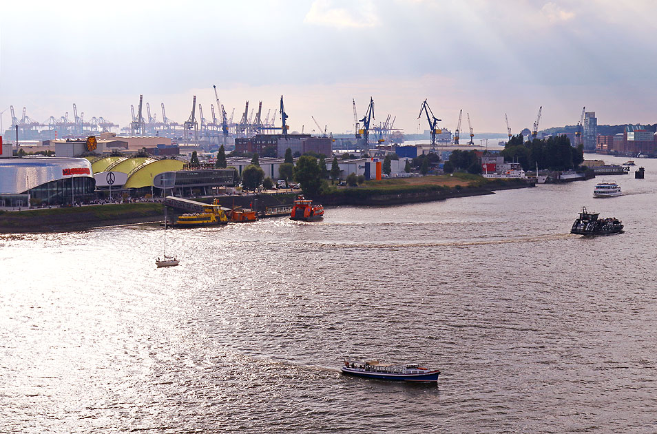 Die Barkasse Sabine auf der Elbe in Hamburg