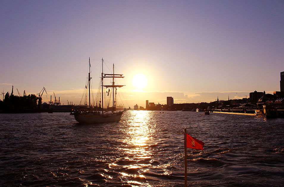 Sonnenuntergang an den St. Pauli Landungsbrücken in Hamburg