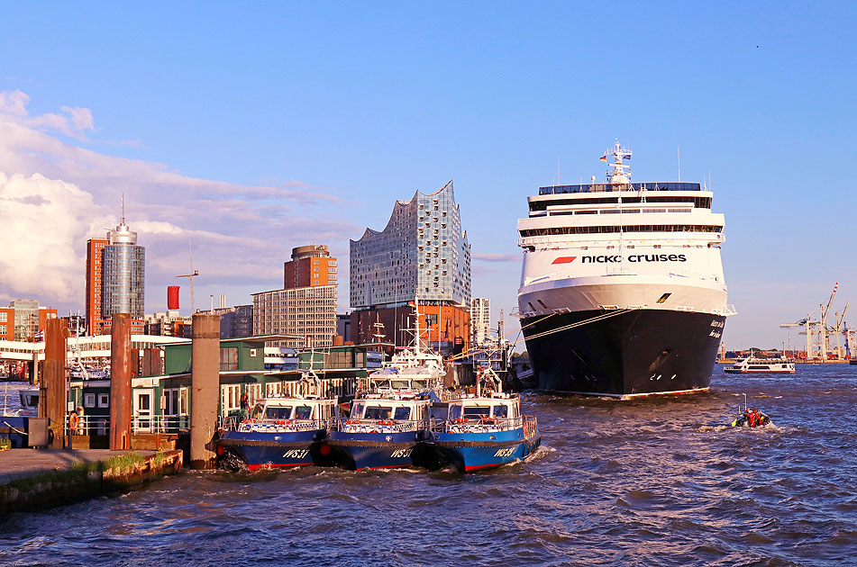 Drei Boote der Wasserschutzpolizei und die Vasco da Gama der Wasserschutzpolizei