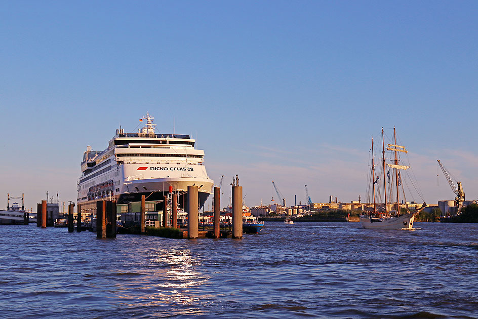 Die Vasco da Gama von Nicko Cruises und die Mare Frisum von Nord Event