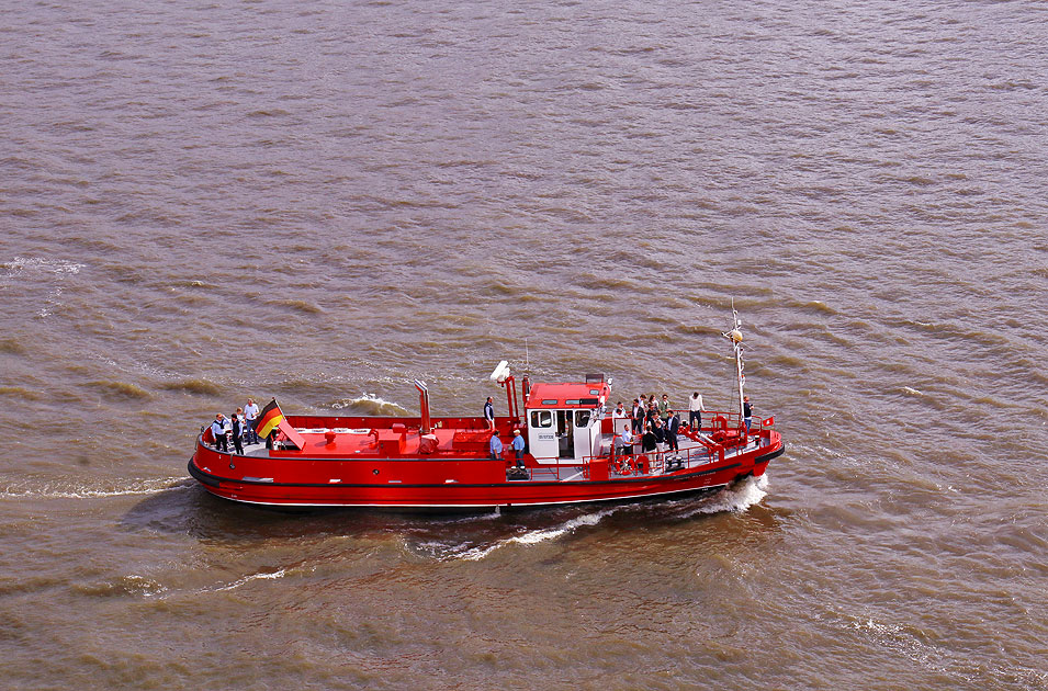 Das Feuerwehrschiff Baurat Schmidt in Hamburg auf der Elbe