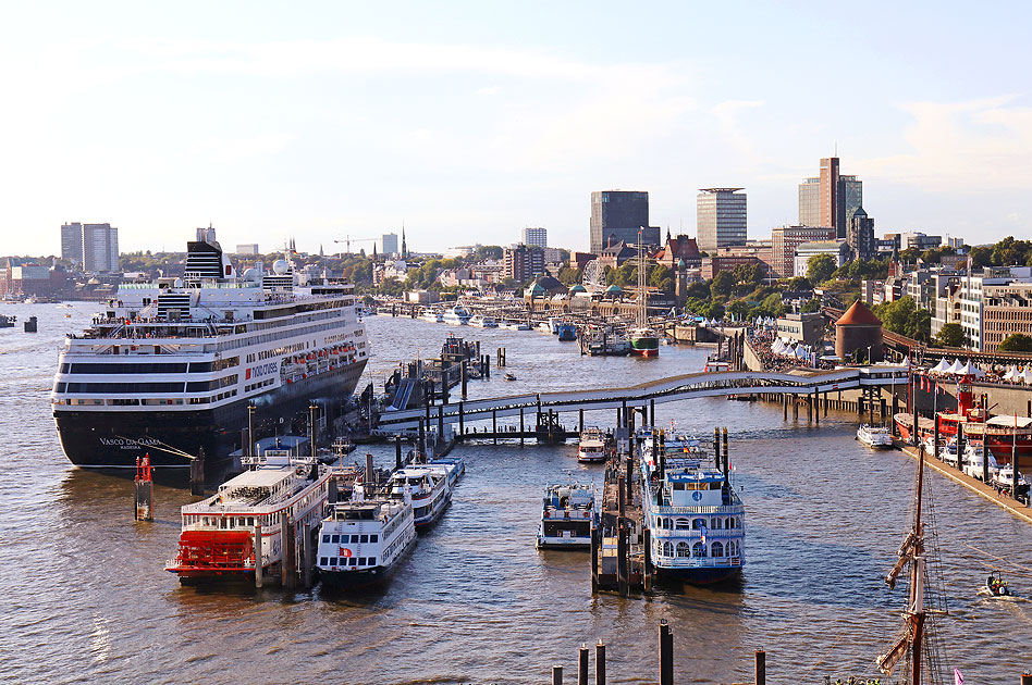 Das Kreuzfahrtschiff Vasco da Gama an der Überseebrücke in Hamburg