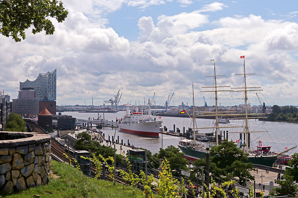 Die Cap San Diego an der Überseebrücke in Hamburg