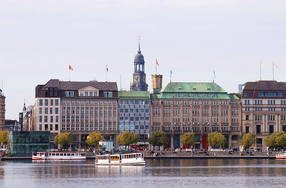 Der Michel, das Alsterhaus, die Binnenalster und der Alsterdampfer St. Georg