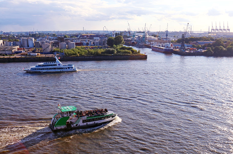 Das Abicht-Schiff Hamburg und die HADAG-Fähre Waltershof II