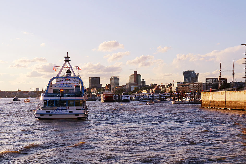 Das Abicht-Schiff Hamburg auf der Elbe