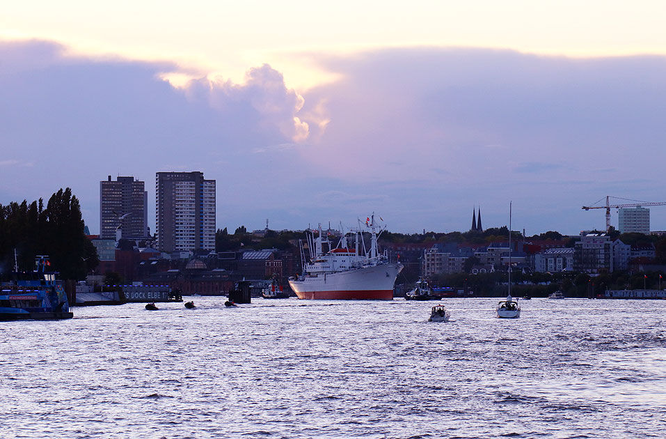 Die  Cap San Diego auf der Elbe in Hamburg