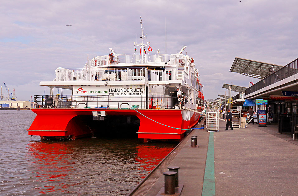 Der Halunder Jet an den St. Pauli Landungsbrücken in Hamburg