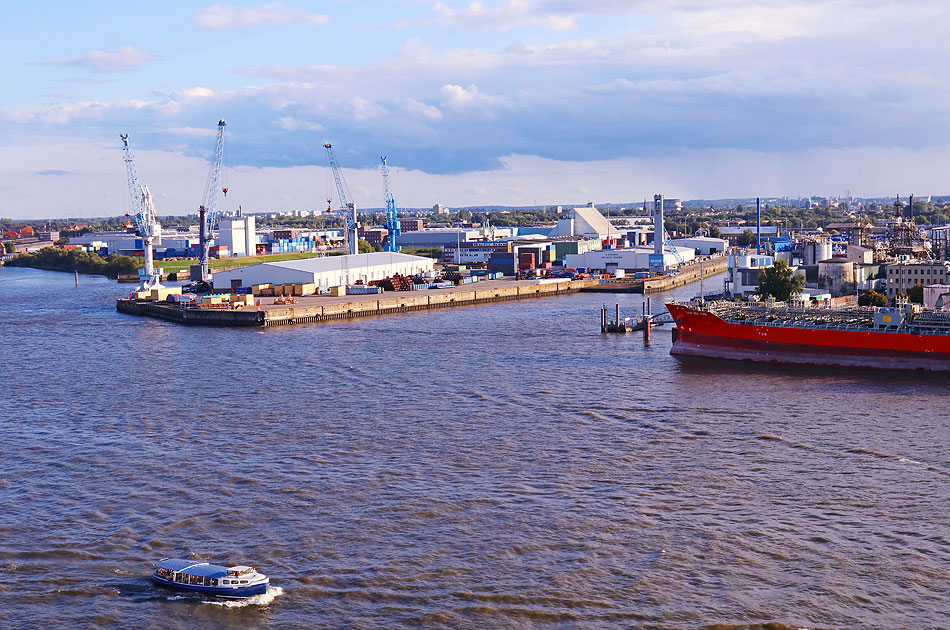 Die Barkasse Nina in Hamburg auf der Elbe
