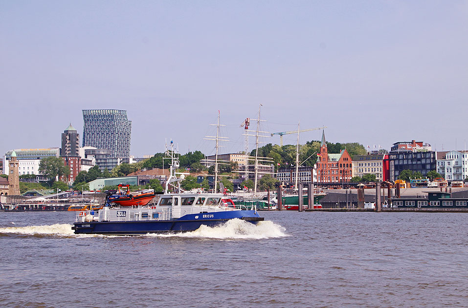 Das Zollboot Ericus in Hamburg auf der Elbe vor den St. Pauli Landungsbrücken