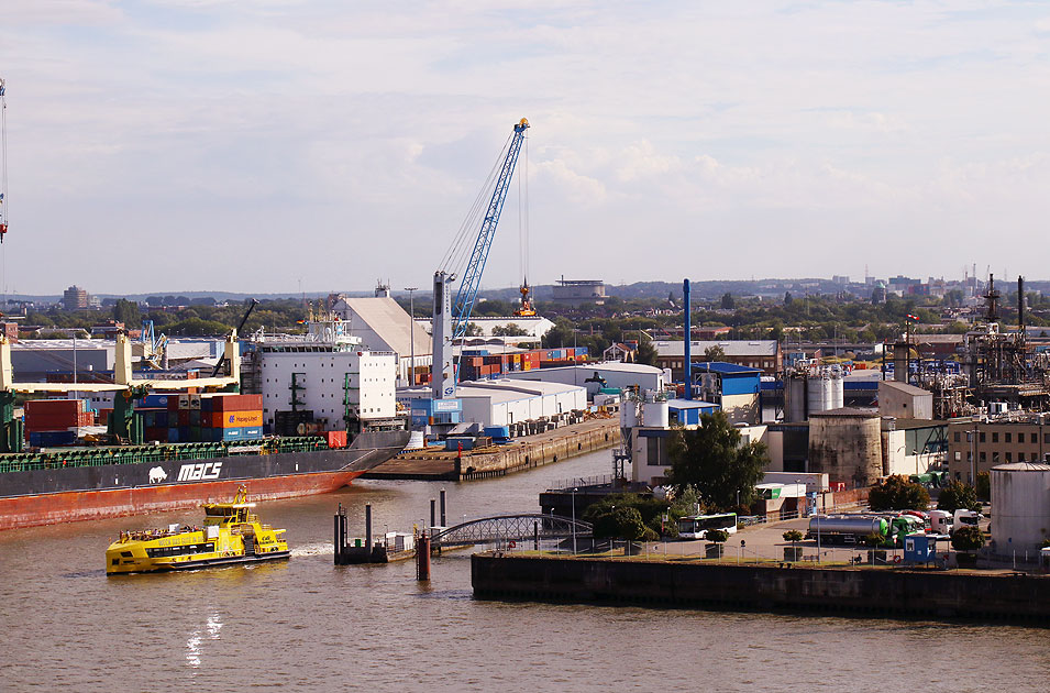 Das HADAG-Schiff Grasbrook am Anleger Arningstraße