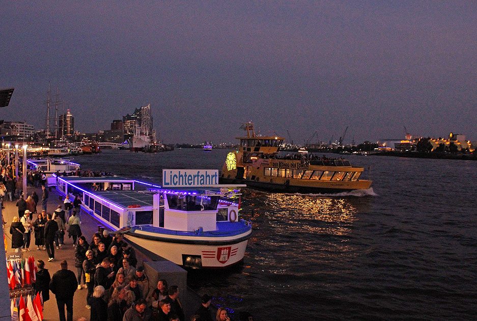 Das Abicht Schiff Klein Romy mit einem Schiff der HADAG an den St. Pauli Landungsbrücken
