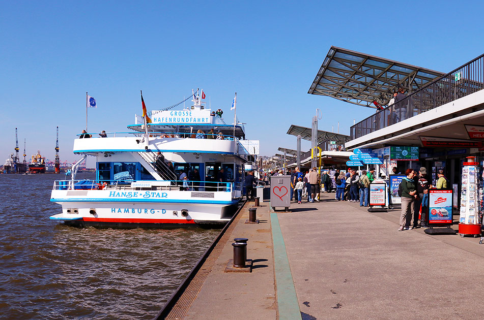 Das Abicht-Schiff Hanse Star an den St. Pauli Landungsbrücken in Hamburg