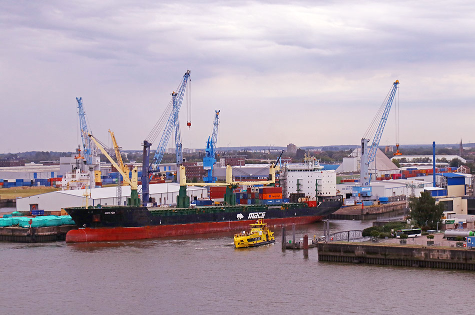 Das HADAG Schiff Grasbrook am Anleger Arningstraße