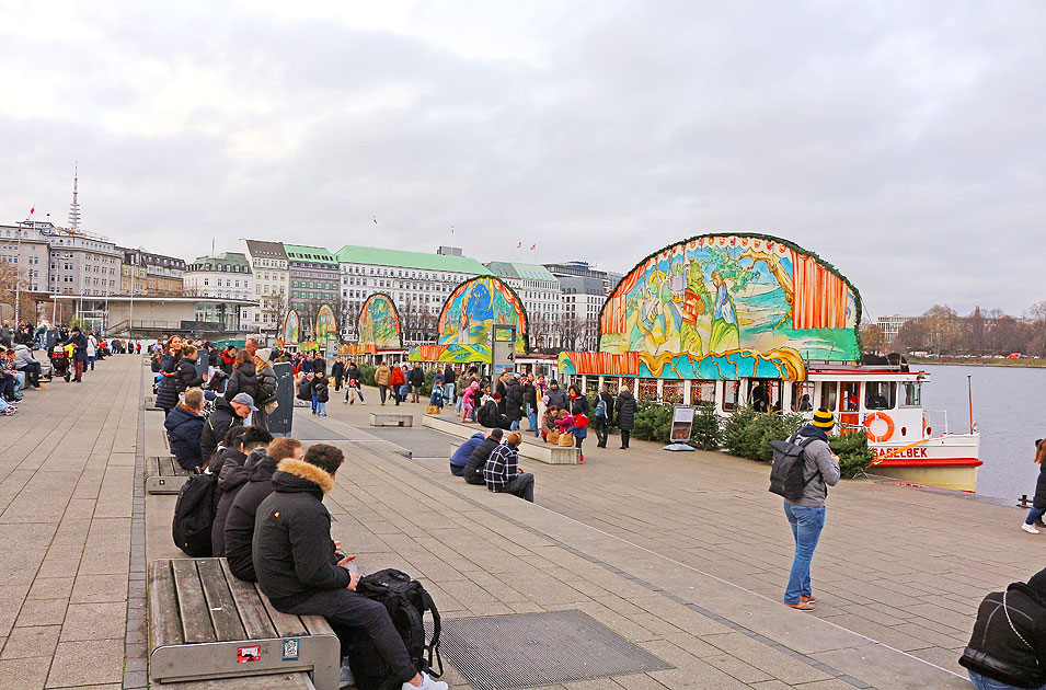 Die Alsterdampfer M&auml;rchenschiffe am Jungfernstieg in Hamburg