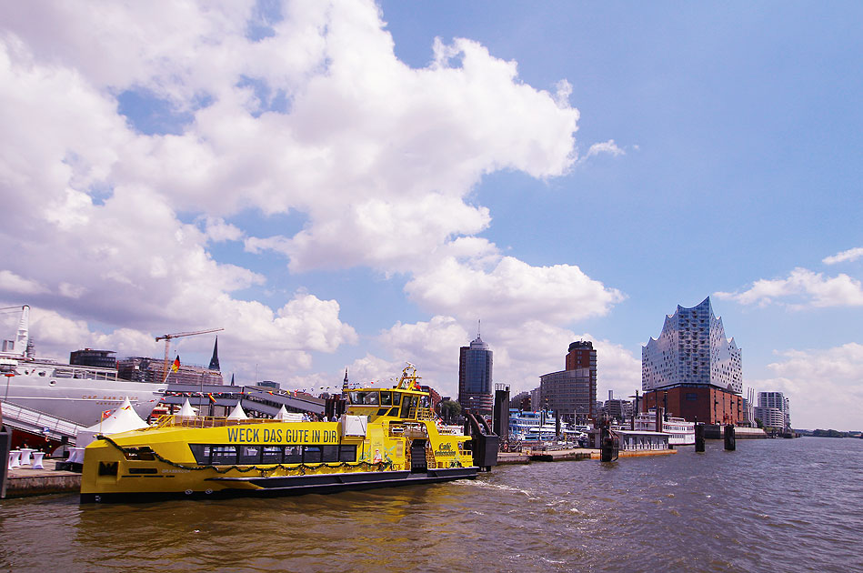 Das HADAG Schiff Grasbrook an der &Uuml;berseebr&uuml;cke in Hamburg