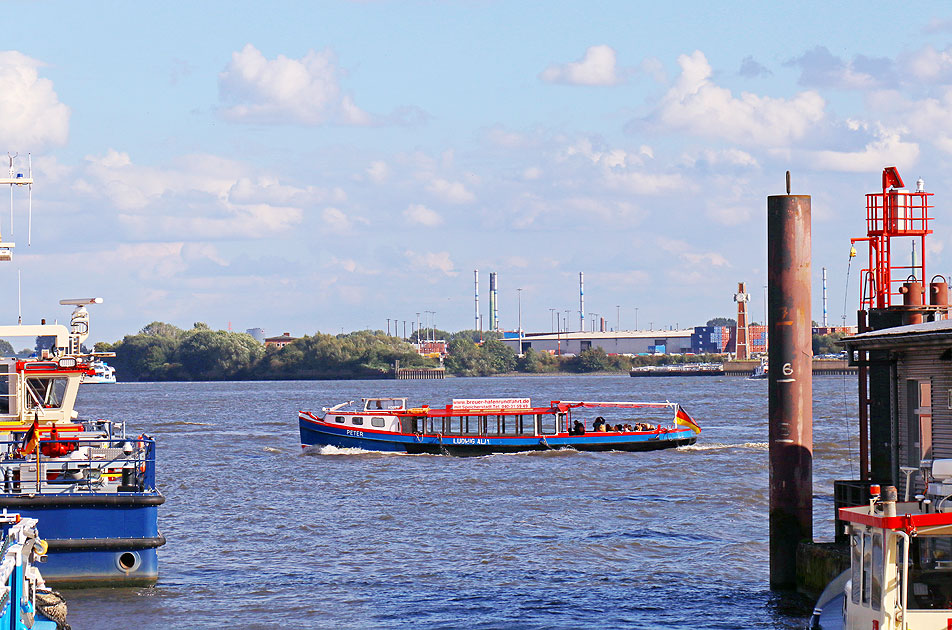 Die Barkasse Peter in Hamburg an den St. Pauli Landungsbr&uuml;cken