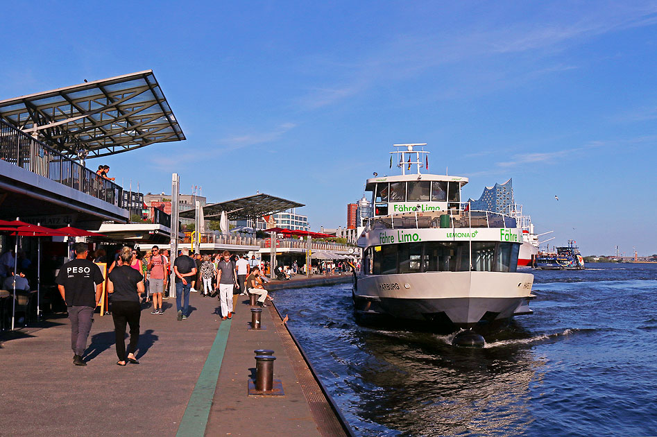 Das HADAG Schiff Harburg an den St. Pauli Landungsbr&uuml;cken in Hamburg