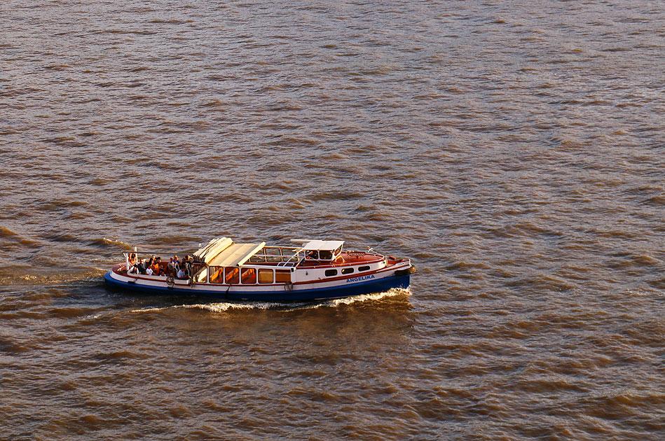 Die  Barkasse Angelika auf der Elbe in Hamburg