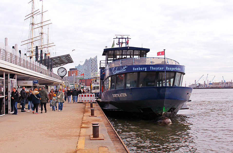 Das HADAG-Schiff Oortkaten an den St. Pauli Landungsbr&uuml;cken