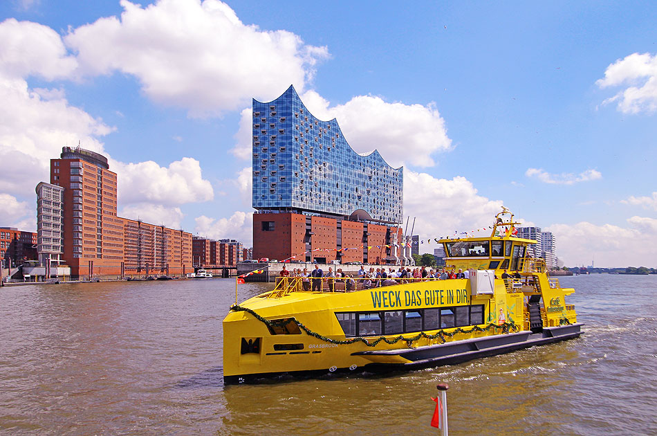 Die HADAG F&auml;hre Grasbrook auf der Elbe vor der Elbphilharmonie