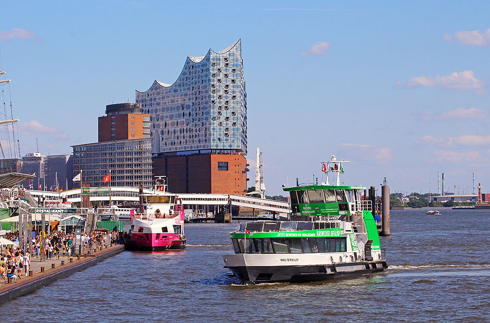 Zwei HADAG Schiffe in Hamburg an den St. Pauli Landungsbr&uuml;cken