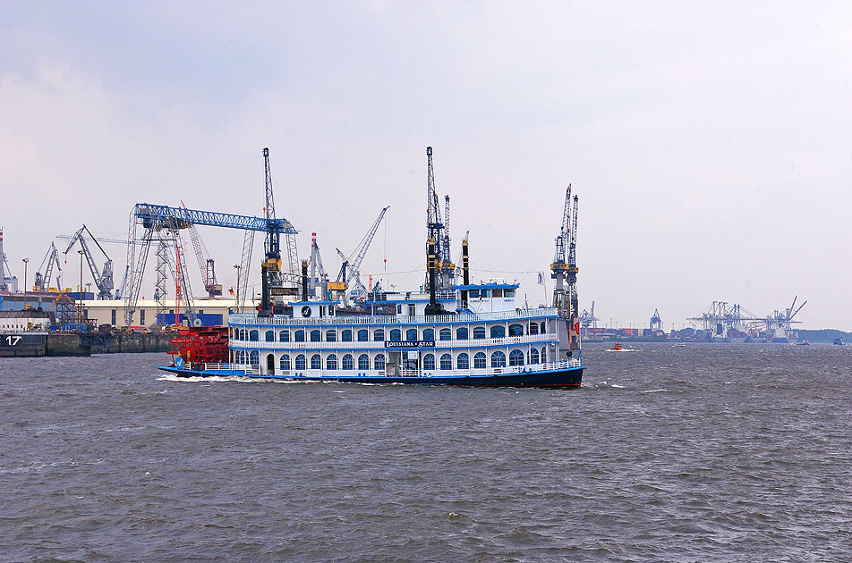 Das Schiff Louisiana Star der Reederei Rainer Abicht auf der Elbe im Hamburger Hafen vor dem Anleger St. Pauli Landungsbr&uuml;cken