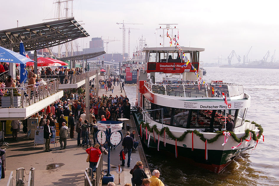 Die HADAG-F&auml;hre Wilhelmsburg an den St. Pauli Landungsbr&uuml;cken in Hamburg
