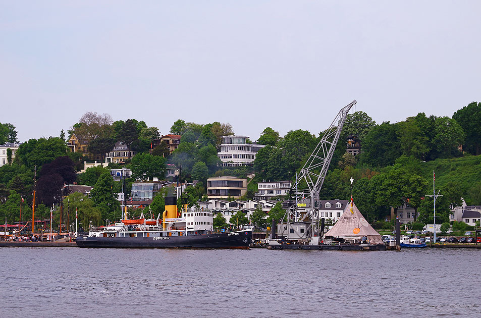 Der Eisbrecher Stettin  in Neum&uuml;hlen in Hamburg  auf der Elbe