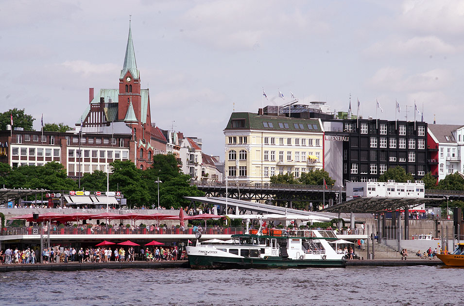 Die HADAG Finkenwerder III an den St. Pauli Landungsbr&uuml;cken in Hamburg