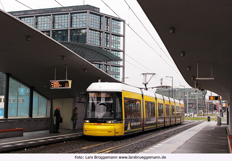 Die Straßenbahn an der Haltestelle Hauptbahnhof in Berlin
