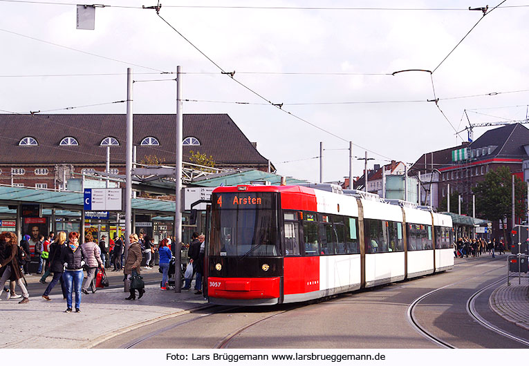 Die Straßenbahn in Bremen - ein GT8N an der Haltestelle Hbf