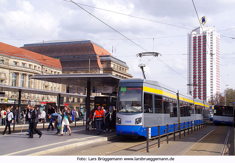 Die Straßenbahn in Leipzig an der Haltestelle Hauptbahnhof