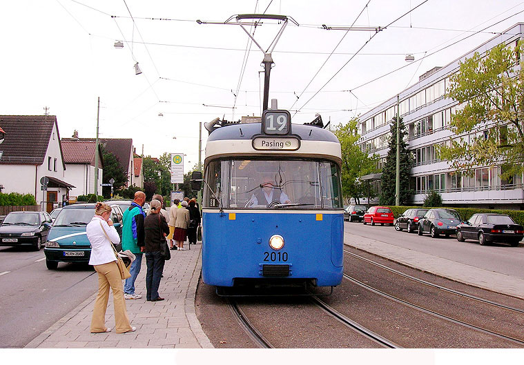 Die Straßenbahn in München an der Haltestelle Kreillerstraße