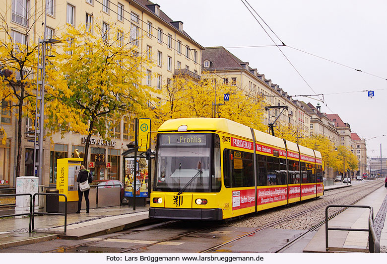 Die Straßenbahn in Dresden an der Haltestelle Pirnaischer Platz