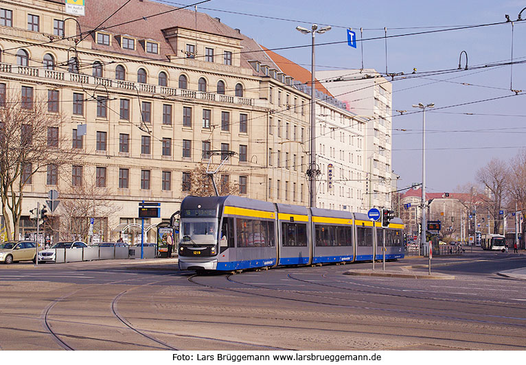 Die Straßenbahn in Leipzig an der Haltestelle Hbf