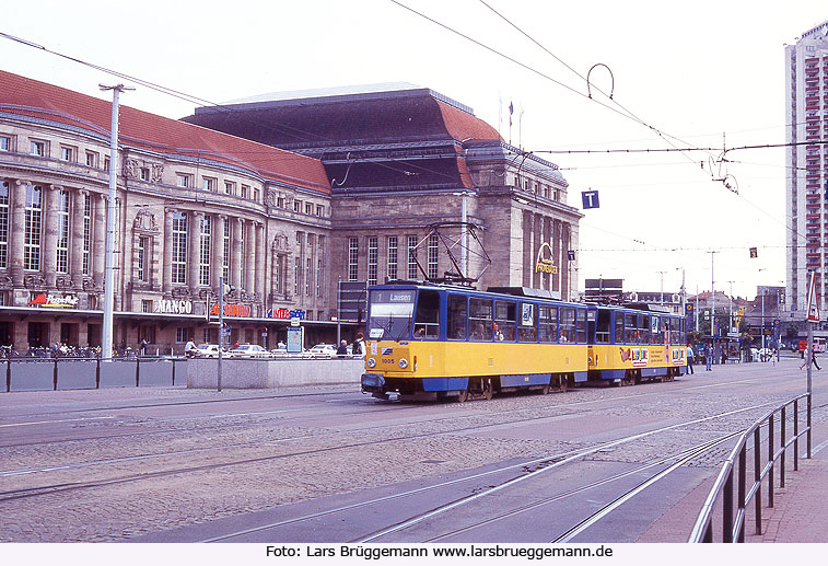 Die Straßenbahn in Leipzig an der Haltestelle Hauptbahnhof