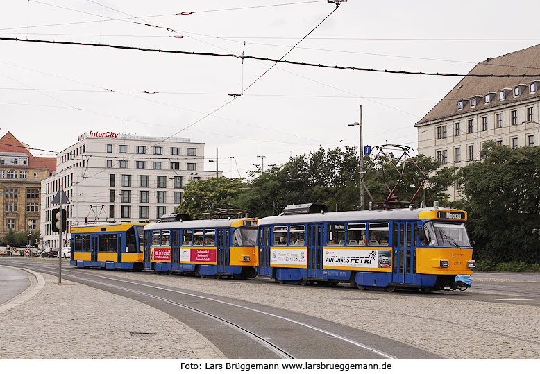 Die Straßenbahn in Leipzig an der Haltestelle Hauptbahnhof - Ein Tatra T4D-M