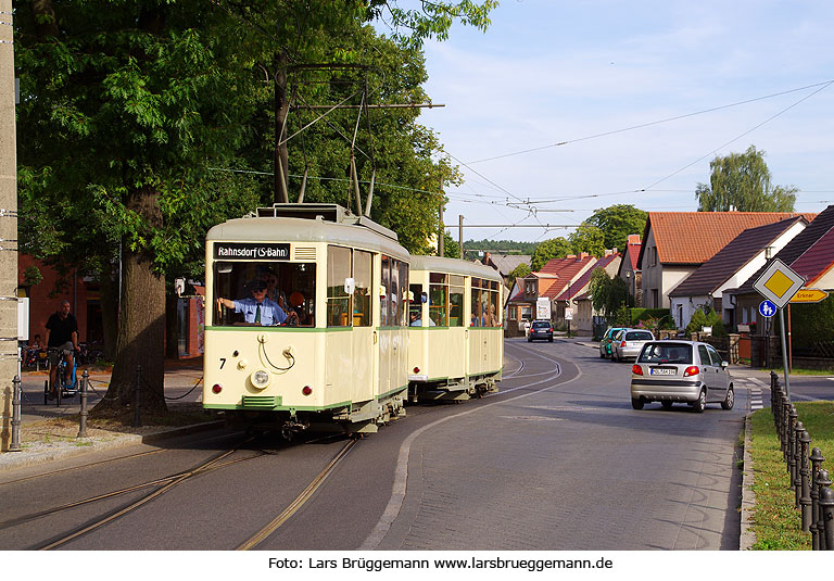Der KSW-Wagen der Woltersdorfer Straßenbahn am Thälmannplatz