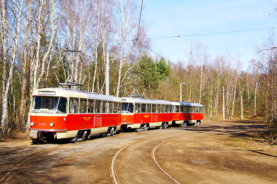 Die Tatra-Museumswagen T4D und B4D in Dresden in der Gleisschleife Diebsteig