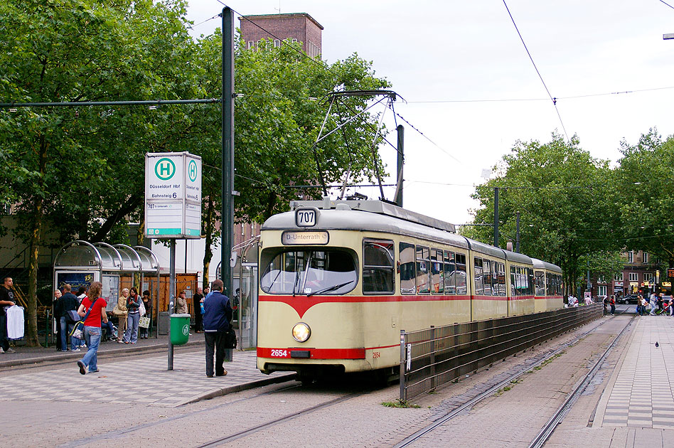 Düwag Straßenbahn in Düsseldorf vor dem Hauptbahnhof