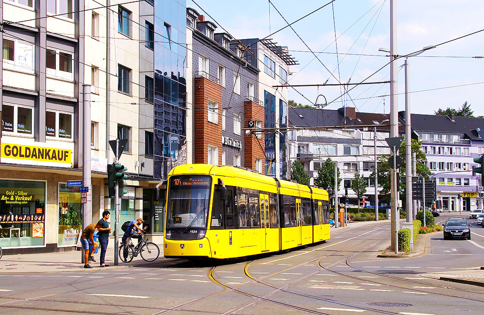 Die Straßenbahn in Mülheim - ein Ruhrbahn / EVAG Straßenbahnwagen an der Haltestelle Mülheim Stadtmitte