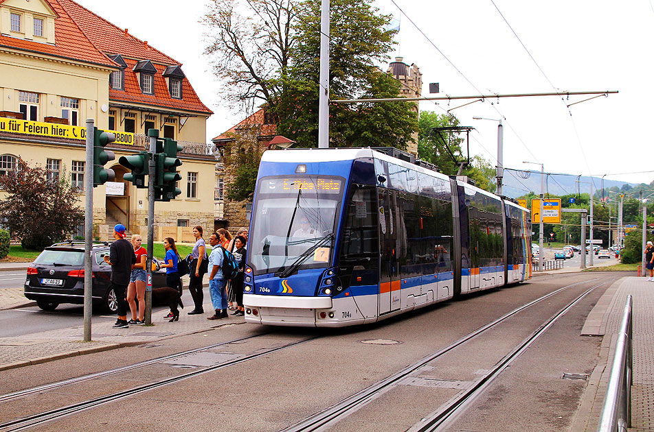 Die Straßenbahn in Gera mit einem Tramino von Solaris an der Haltestelle Paradiesbahnhof