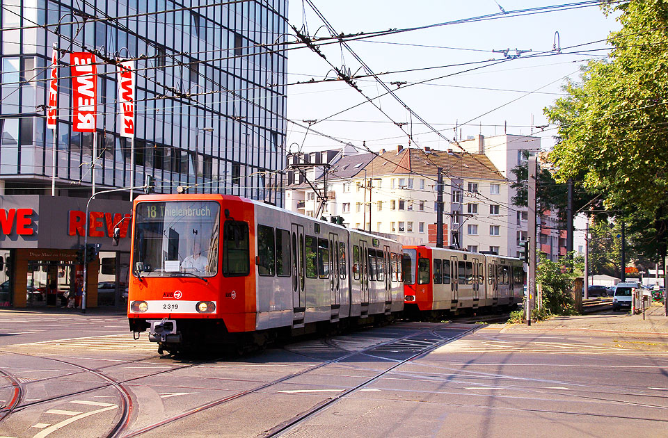 Die U-Bahn in Köln an der Haltestelle Barbarossaplatz
