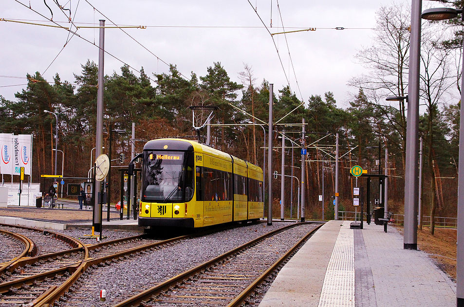 Der DVB Straßenbahnwagen an der Haltestelle Infineon Süd als Linie 8 nach Hellerau