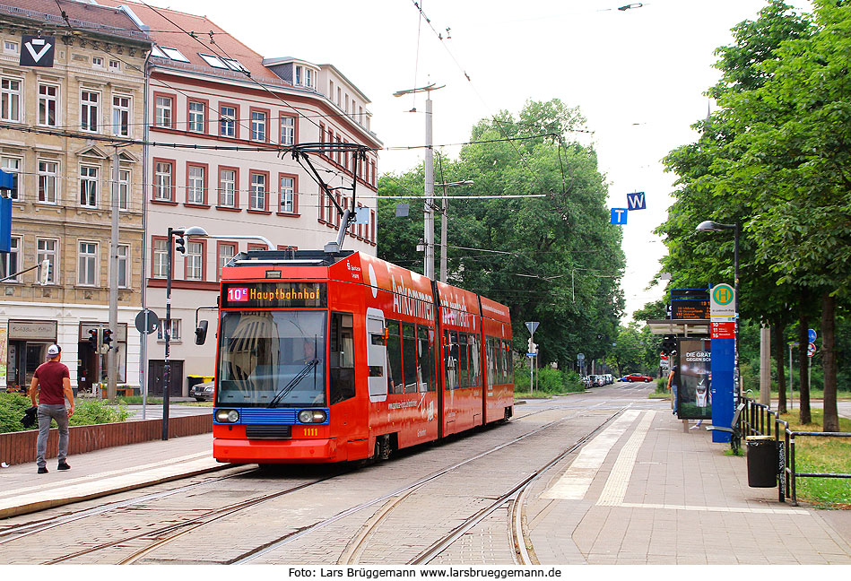 Die Straßenbahn in Leipzig an der Haltestelle Wilhelm-Liebknecht-Platz