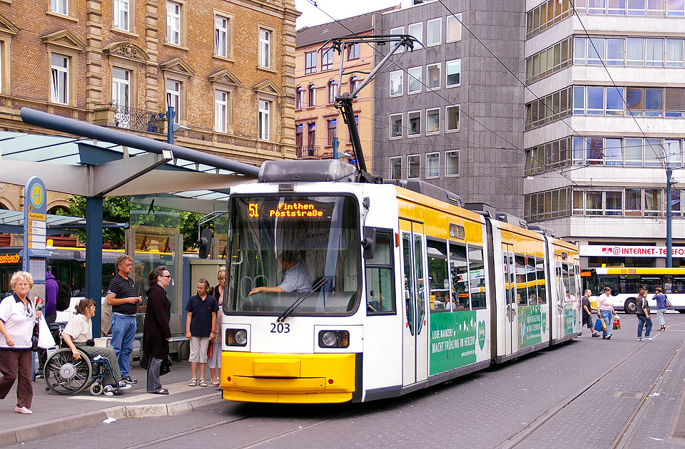 Die Straßenbahn in Mainz an der Haltestelle Hauptbahnhof