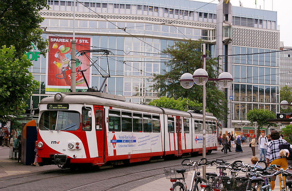 Ein RNV / OEG / Düwag Straßenbahnwagen - der 108 in Heidelberg am Bismarckplatz