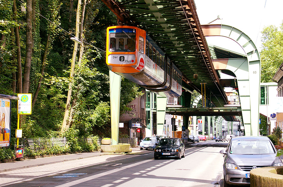 Die Schwebebahn in Wuppertal an der Haltestelle Hammerstein