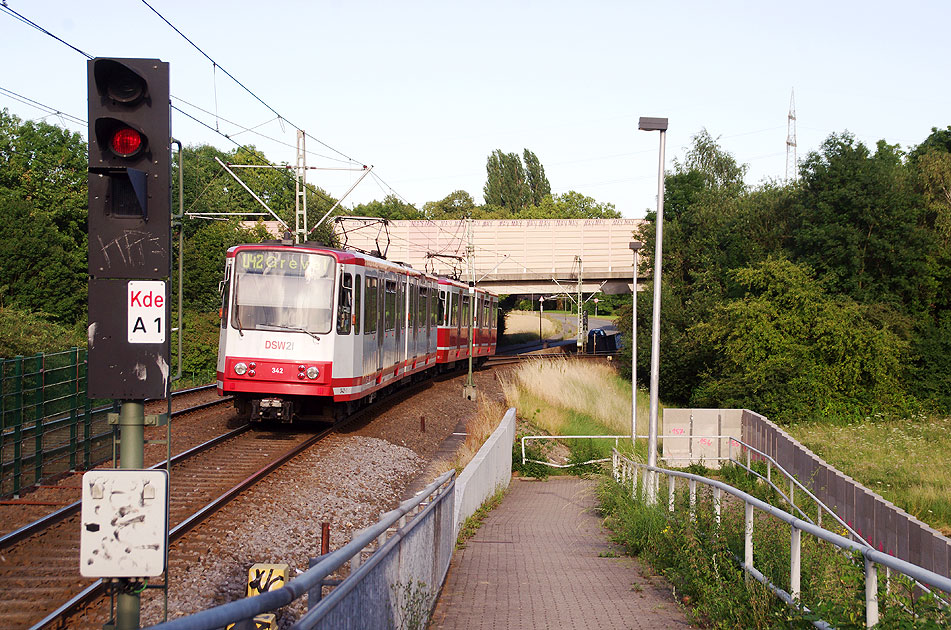 Die Straßenbahn und Stadtbahn in Dortmund an der Haltestellle Kirchderne